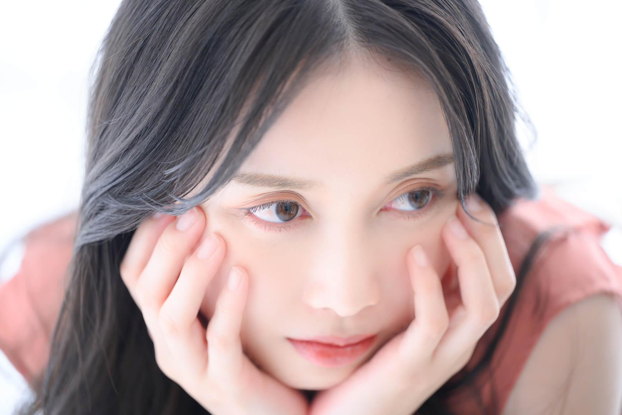 眉上の段差は実はコリなんですよ